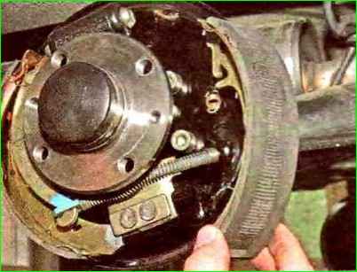 Bremsbeläge hinten ersetzen