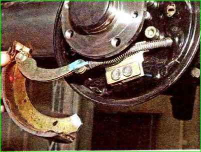 Bremsbeläge hinten ersetzen