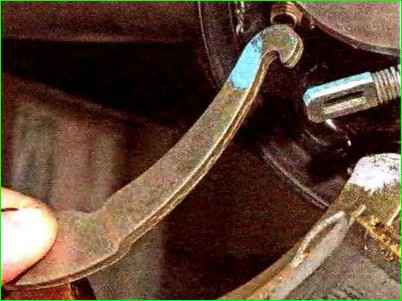 Bremsbeläge hinten ersetzen