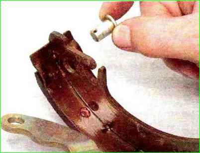 Bremsbeläge hinten ersetzen