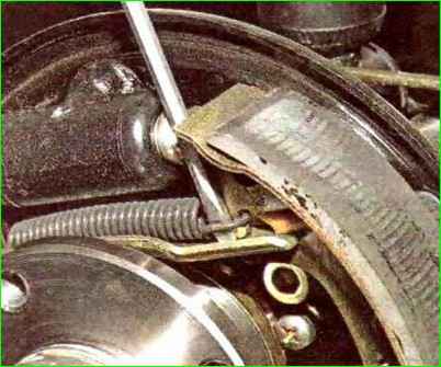 Bremsbeläge hinten ersetzen