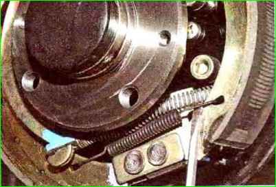 Bremsbeläge hinten ersetzen