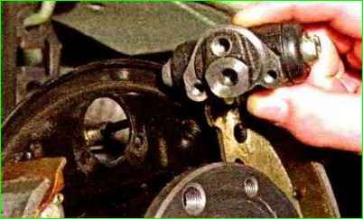 Austausch des Hinterradbremszylinders