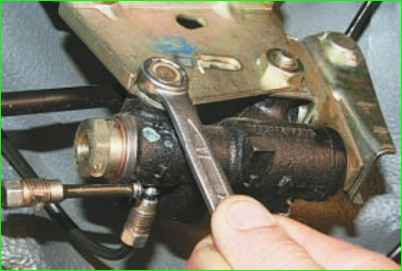 Снятие и установка регулятора давления тормозов