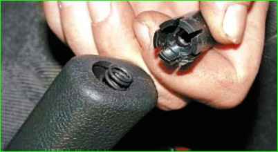 Замена пружины тяги собачки рычага стояночного тормоза