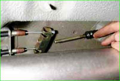 Замена тросов стояночного тормоза