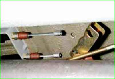 Замена тросов стояночного тормоза