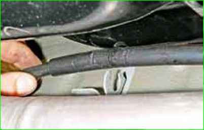 Замена тросов стояночного тормоза