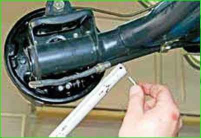 Установка тросов стояночного тормоза