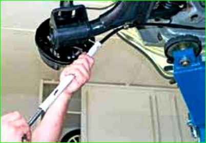 Установка тросов стояночного тормоза