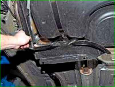 Замена тросов стояночного тормоза