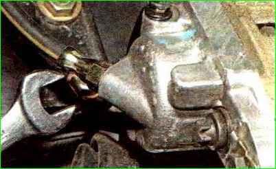 Замена шланга тормозов переднего колеса