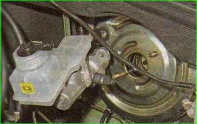 Қалай вакуумдық тежегіш күшейткішті тексеру және ауыстыру Вакуумдық тежегіш күшейткішті қалай тексеру және ауыстыру керек