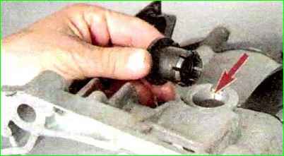 Снятие механизма привода выключения сцепления