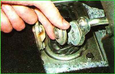 Разборка опоры рычага привода коробки передач