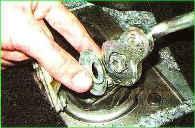 Разборка опоры рычага привода коробки передач