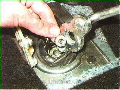 Разборка опоры рычага привода коробки передач