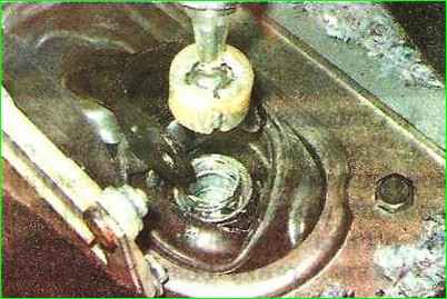 Разборка опоры рычага привода коробки передач