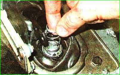 Разборка опоры рычага привода коробки передач