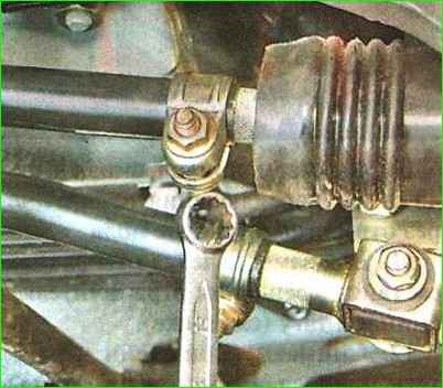 Снятие механизма переключения коробки передач