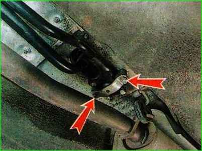 Снятие реактивной тяги коробки передач