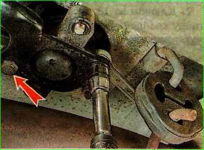 Снятие реактивной тяги коробки передач