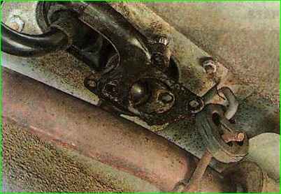 Снятие реактивной тяги коробки передач