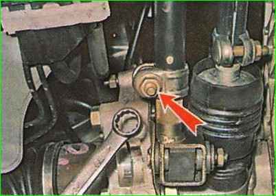 Снятие реактивной тяги коробки передач