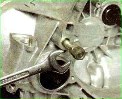 Reparatur des Getriebes des Autos Lada Kalina