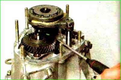 Reparatur des Getriebes des Autos Lada Kalina