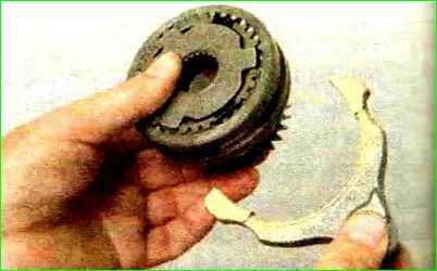 Reparatur des Getriebes des Autos Lada Kalina