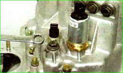 Reparatur des Getriebes des Autos Lada Kalina