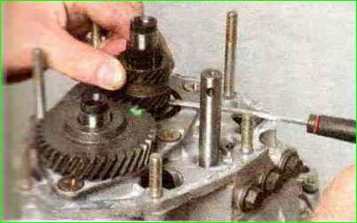 Reparatur des Getriebes des Autos Lada Kalina