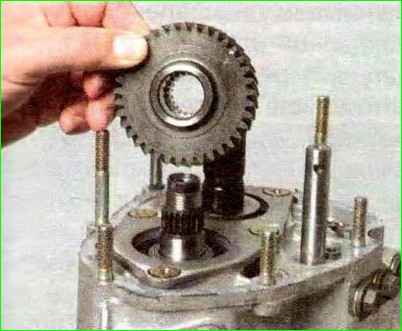 Reparatur des Getriebes des Autos Lada Kalina