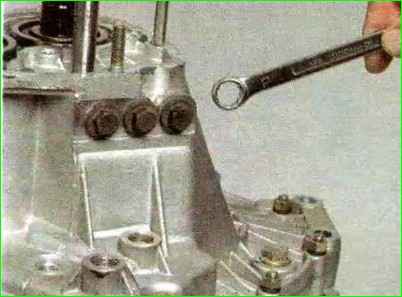 Reparatur des Getriebes des Autos Lada Kalina