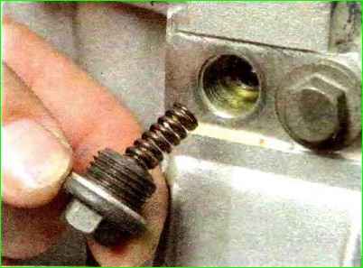 Reparatur des Getriebes des Autos Lada Kalina