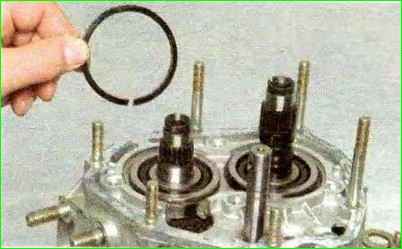 Reparatur des Getriebes des Autos Lada Kalina