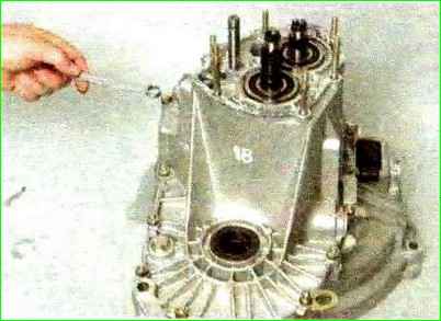 Reparatur des Getriebes des Autos Lada Kalina