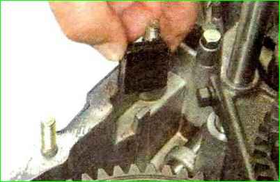 Reparatur des Getriebes des Autos Lada Kalina