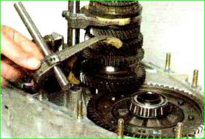 Reparatur des Getriebes des Autos Lada Kalina