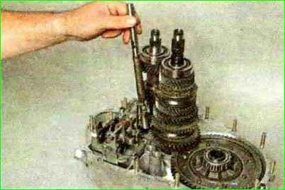 Reparatur des Getriebes des Autos Lada Kalina