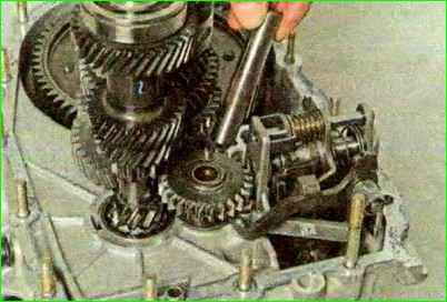 Reparatur des Getriebes des Autos Lada Kalina