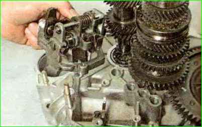 Reparatur des Getriebes des Autos Lada Kalina