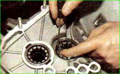 Reparatur des Getriebes des Autos Lada Kalina