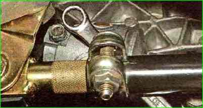 Замена чехла шарнира штока переключателя передач