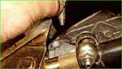 Замена чехла шарнира штока переключателя передач