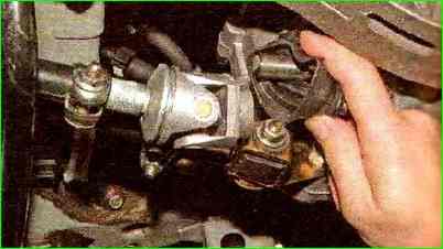 Замена чехла шарнира штока переключателя передач