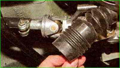 Замена чехла шарнира штока переключателя передач