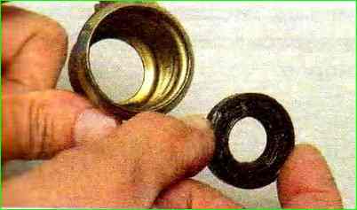 Замена чехла шарнира штока переключателя передач