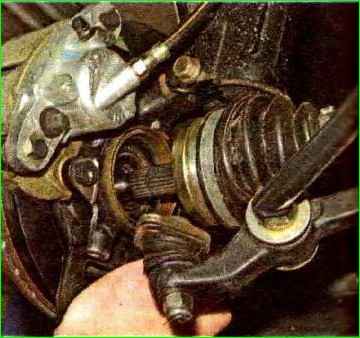 Снятие приводов передних колес